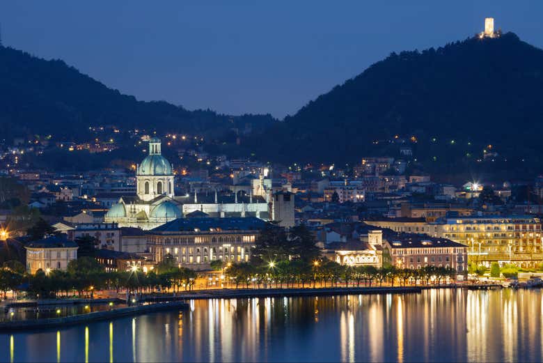 Discover Como at night